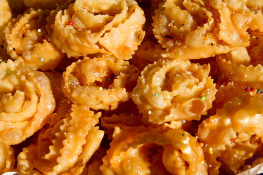 dolci fritti di carnevale tagliatelle, chiacchiere, frappe, bugie
