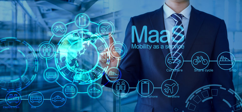 MaaS-移動手段サービスを指し示す30代男性ビジネスマン