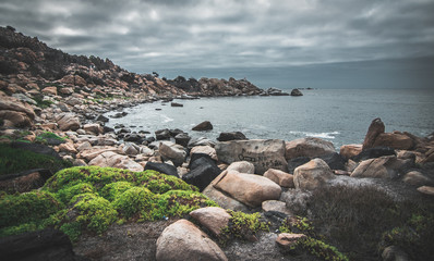 paisaje de rocas en borde costero al atardecer nublado