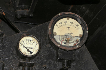 Druckmesser, Manometer in einer alte Lokomotive