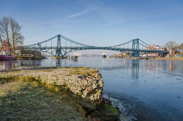 Kaiser-Wilhelm-Brücke bei gefrorenem Innenhafen
