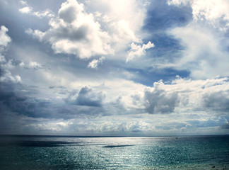 horizon and shiny sea under a beautiful cloudscape