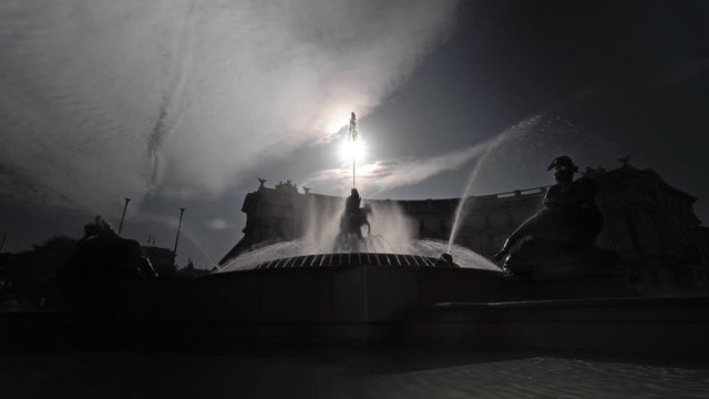 Roma, Italia. Piazza Esedra fontana delle Naiadi. Controluce.