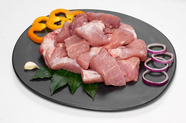 Spezzatino di maiale su piatto nero