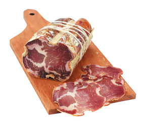 Coppa steccata su tagliere di legno con fette