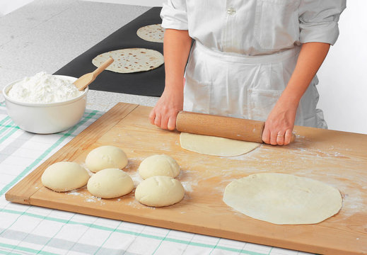 Preparazione delle piadine e pizza , ricetta italiana