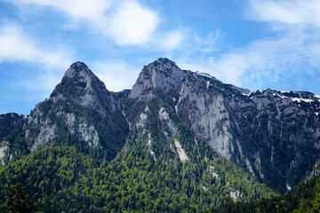 Obraz premium Landscape of the Carpathian mountains in the spring with a little snow on top