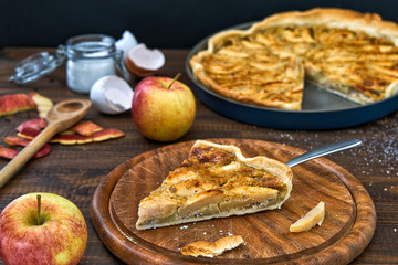 Frische selbstgemachte Apfelwähe