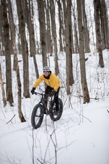Naklejka premium Man riding his fat bike in the snow in Ontario, Canada
