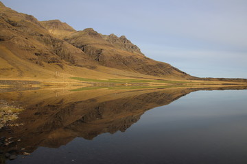 Fototapeta na wymiar Mountains reflection in lake at Iceland