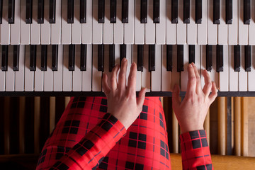 Organist playing a pipe organ, Top view