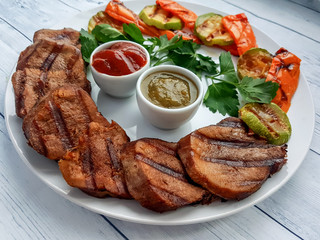 Grilled beef tongue with zucchini and pepper.