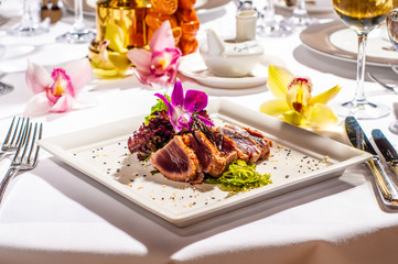 Filet mit Salat und Blume