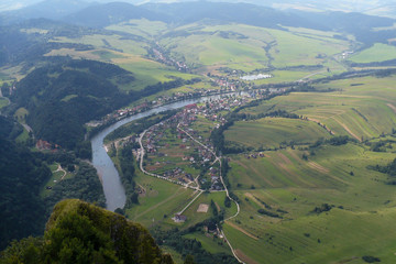 Widok ze szczytu Trzy Korony w Pieninach. Dunajec