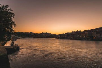 Vista al tramonto del fiume Duero a Porto, in Portogallo