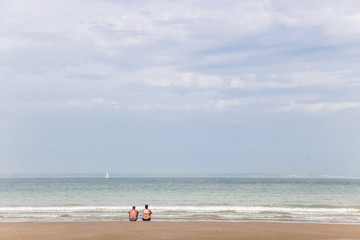 couple au bord de la mer