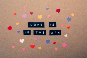 schriftzug der liebe und verliebt sein mit vielen bunten Herzen symbolisiert