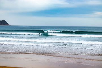 olas en la playa de Zarautz con vistas al raton de Getaria
