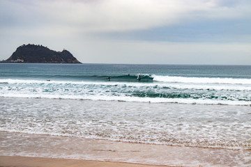 olas en la playa de Zarautz con vistas al raton de Getaria