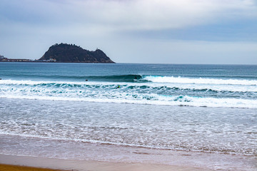 olas en la playa de Zarautz con vistas al raton de Getaria