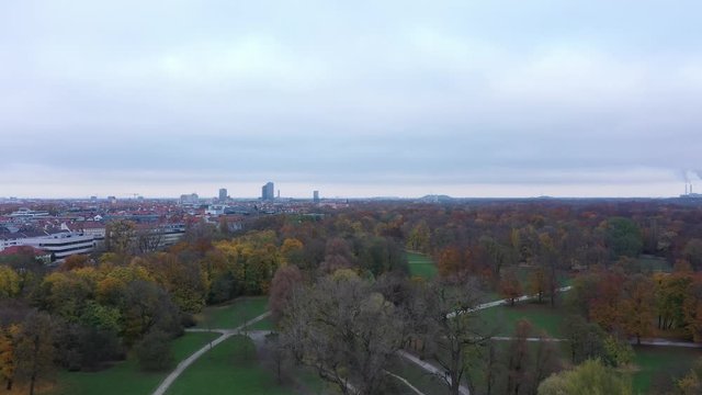 Volando con drone en los parques de Munich, Alemania