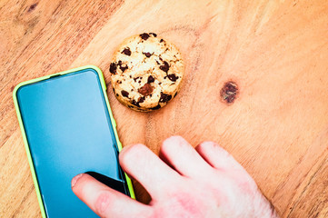 Cookies mit einem Tablet zur Verdeutlichung von Cookie Bannern für Websites