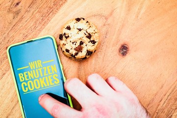 Cookies mit einem Tablet zur Verdeutlichung von Cookie Bannern für Websites mit auf deutsch Wir benutzen Cookies in Englisch We use cookies