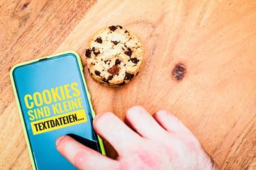 Cookies Tablet Cookie Bannern für Websites mit auf deutsch Cookies sind kleine Textdateien in Englisch Cookies are small text files