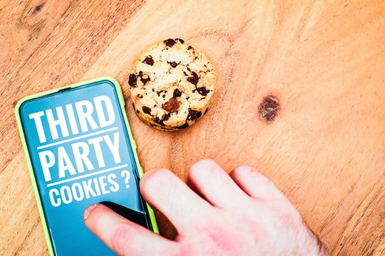 Cookies mit einem Tablet zur Verdeutlichung von Cookie Bannern für Websites mit Third Party Cookies