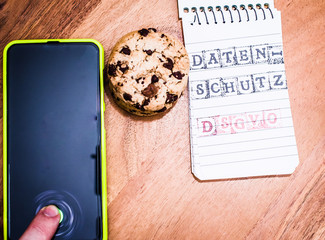 Cookies mit einem Tablet zur Verdeutlichung von Cookie Bannern für Websites und fingerabdruck in deutsch datenschutz dsgvo in englisch gdpr privacy