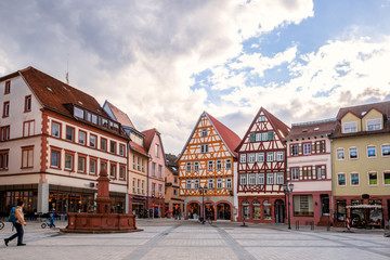 Rathaus und Marktplatz, Tauberbischofsheim, Deutschland  - obrazy, fototapety, plakaty