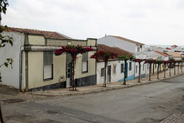 Stara uliczka w miasteczku w Portugalii © ewa