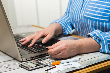 hands using computer