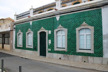 Stary dom przy drodze,cały obłożony ceramiką-Portugalia