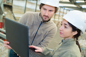 Obraz premium the workers at recycling plant