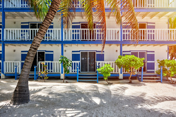 Fototapeta premium a colorful island building with palm trees
