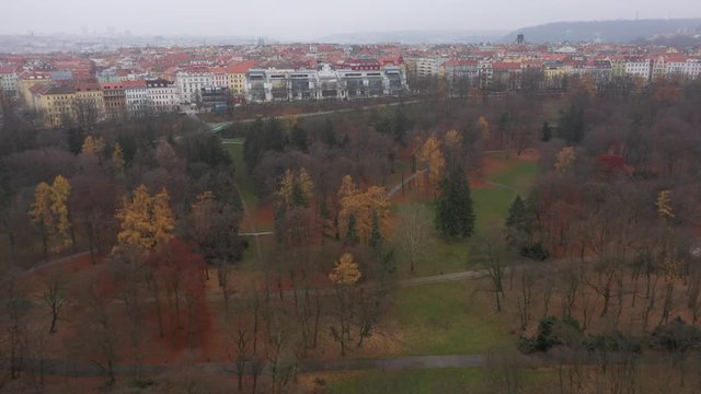 Vuelo de oto&ntilde;o en los parques de Praga