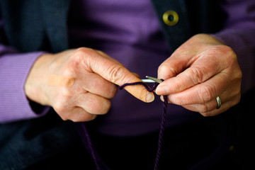 編み物をする高齢女性の手元