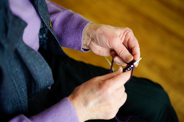 編み物をする高齢女性の手元