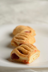 Tres galletas con mermelada