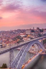 Fond de hotte en verre imprimé Corail Beau paysage urbain de la ville de Porto au Portugal au crépuscule.