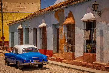 Coche clasico de color azul en las calles de Trinidad, Cuba.