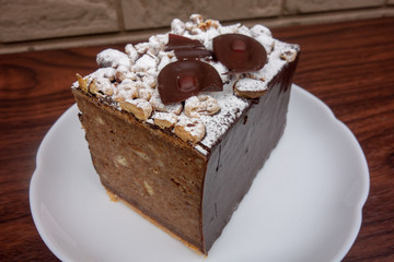 白い皿の上のチョコレートケーキ