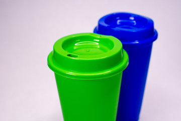 Vasos de color verde y azul