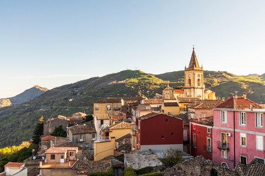Italy, Sicily, Messina Province, Francavilla di Sicilia. The medieval hill town of Francavilla di Sicilia.