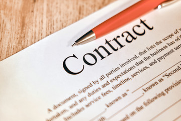 Obraz premium Contract sheet with a pen on a wight background