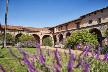 Obraz premium Court Yard in a Historic Spanish Mission Church in California