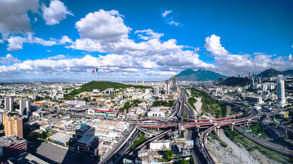 Cerro de la Silla Ciudad Monterrey Panoramica Bandera Mexico Cielo Azul Nubes Río Obispado Paisaje
