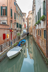 Fototapeta na wymiar Seitenkanal in Venedig