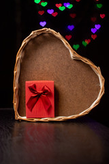 Regalos día de los enamorados fondo bokeh y corazón de mimbre